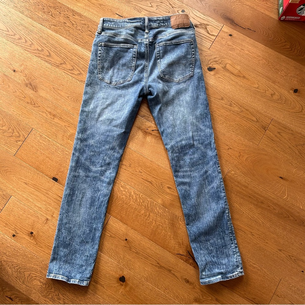 Men's Distressed American Eagle Slim fit 31x32 Blue Jeans - Picture 2 of 7